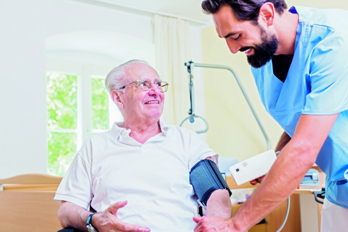 Langzeitpflege: Blutdruck messen. Es ist wichtig, dass die Pflegeleistungen angemessen finanziert werden.
